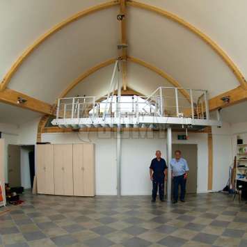 Trap met contragewicht voor een mezzanine binnen Trap met contragewicht die wordt gebruikt voor toegang tot een mezzanine binnenin.